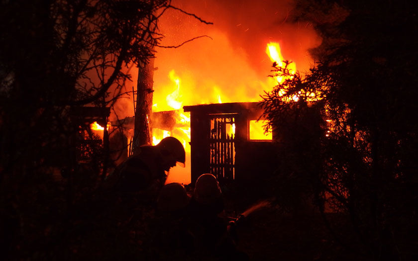 Löschmaßnahmen bei einem Gebäudebrand