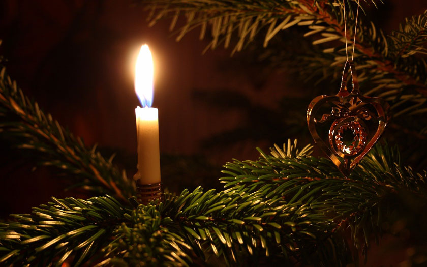 Weihnachtsbaum mit brennender Kerze