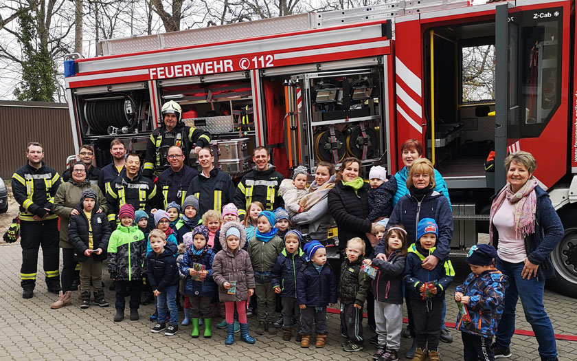 Gruppenfoto vor unserem Löschgruppenfahrzeug (LF) 20