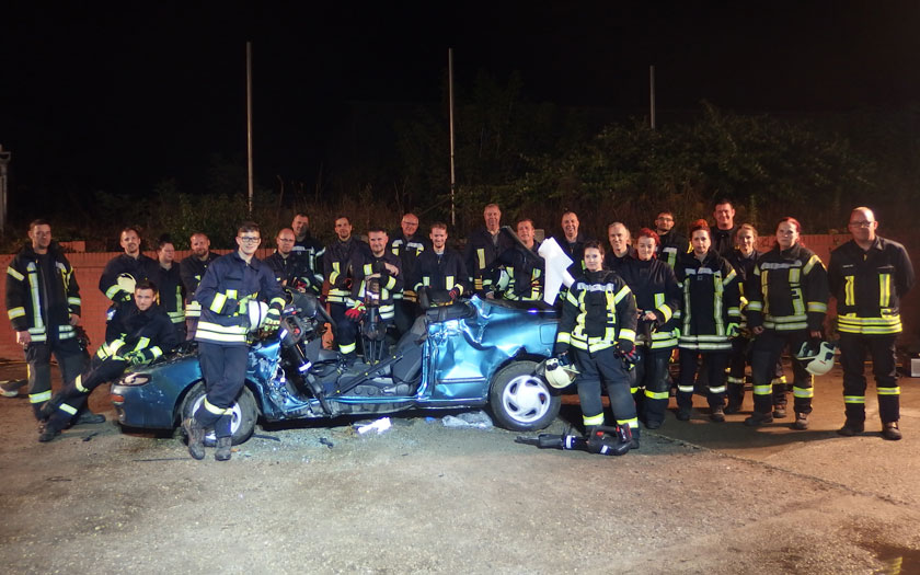 Gruppenfoto vor dem bearbeiteten Pkw