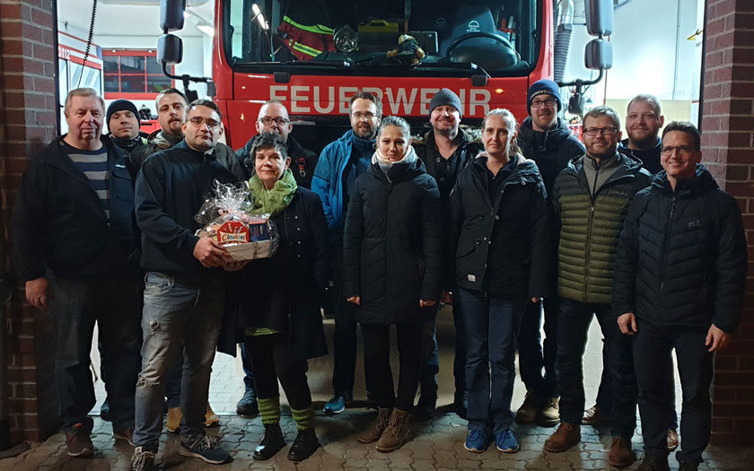 Kleines Gruppenfoto von der Übergabe des Präsentkorbes