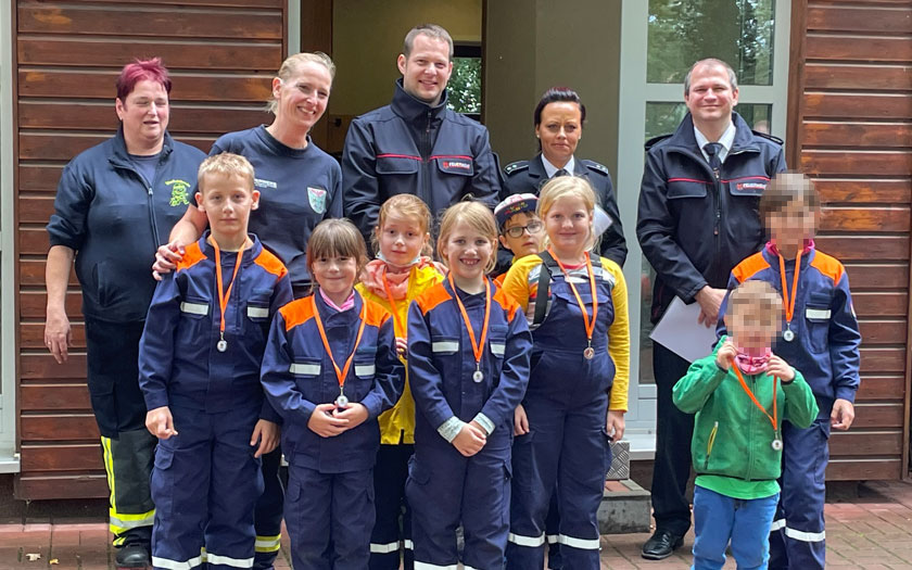 Unser Team der Kinderfeuerwehr mit ihren Medaillen