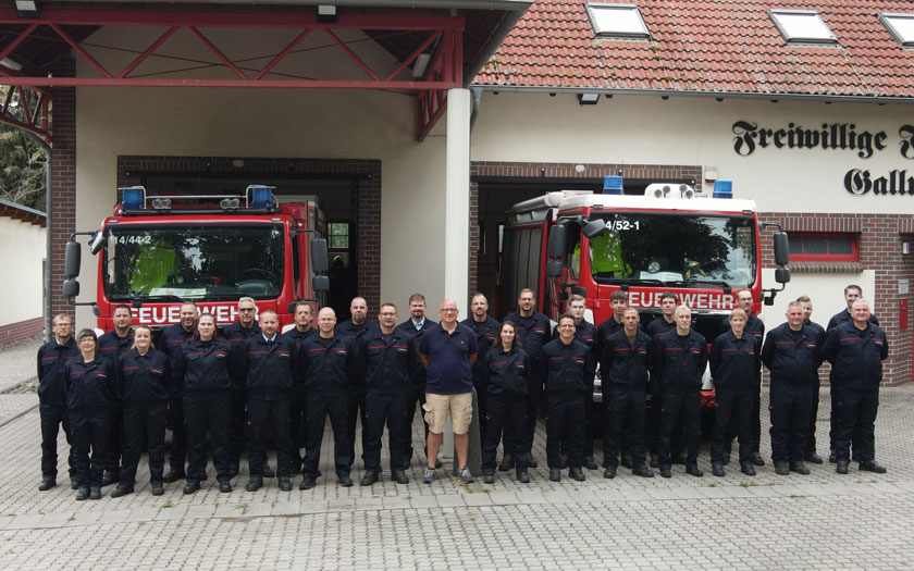 Gruppenfoto in der neuen Tagesdienstbekleidung mit unserem Ortsvorsteher Michael Seiffe