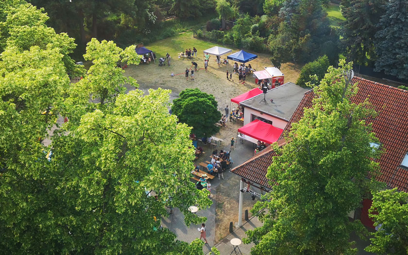 Blick auf unser Feuerwehrfest vom Korb des Krans der GAAC Mittenwalde aus