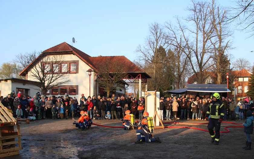 Foto von der Vorführung unserer Kinder- und Jugendfeuerwehr beim diesjährigen Osterfeuer
