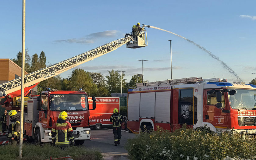 Wasserabgabe von der Drehleiter der Feuerwehr Mittenwalde während unserer gemeinsamen Ausbildung