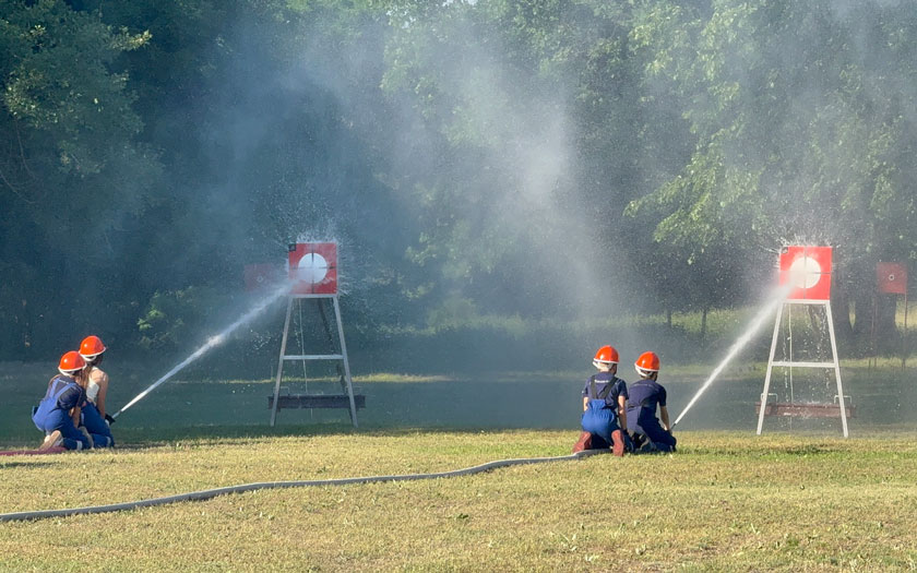 Unsere Jugendfeuerwehr beim Befüllen der Zielbehälter